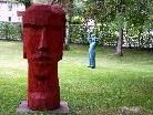 Der Villa Falkenhorst-Park ist von überdimensionalen Holzfiguren "besetzt". Der Villa Falkenhorst-Park ist von überdimensionalen Holzfiguren "besetzt".