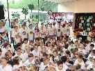 Die Schüler sangen beim Festakt von den Annehmlichkeiten ihrer neuen Schule. Die Schüler sangen beim Festakt von den Annehmlichkeiten ihrer neuen Schule.