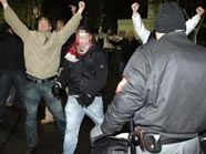 Die ersten gewaltbereiten Fußballfans wurden in Wien bereits festgenommen. (Symbolbild) Die ersten gewaltbereiten Fußballfans wurden in Wien bereits festgenommen. (Symbolbild)