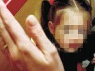 Ein 3-jähriges Kind wurde von seinen Eltern schwer misshandelt.