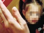 Ein 3-jähriges Kind wurde von seinen Eltern schwer misshandelt. Ein 3-jähriges Kind wurde von seinen Eltern schwer misshandelt.