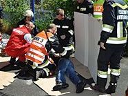 Ein Mann wurde vone einem umgestürzten Stapler eingeklemmt un schwer verletzt. Ein Mann wurde vone einem umgestürzten Stapler eingeklemmt un schwer verletzt.