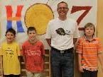 Einmalige Projekte haben die Volksschüler mit Lehrer Stefan Kienböck präsentiert. (v.l. Pascal Spechtenhauser, Gerhard Nachbaur, Stefan Kienböck, Elias Häfele) Einmalige Projekte haben die Volksschüler mit Lehrer Stefan Kienböck präsentiert. (v.l. Pascal Spechtenhauser, Gerhard Nachbaur, Stefan Kienböck, Elias Häfele)