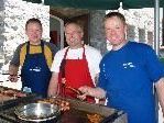 Henrico, Robert und Christoph sorgten beim Grill für das leibliche Wohl. Henrico, Robert und Christoph sorgten beim Grill für das leibliche Wohl.