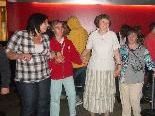 Menschen mit und ohne Behinderungen tanzten gemeinsam beim Discoabend. Menschen mit und ohne Behinderungen tanzten gemeinsam beim Discoabend.