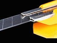 Mit einem Stanley-Messer bedrohte der Räuber eine Frau. Mit einem Stanley-Messer bedrohte der Räuber eine Frau.
