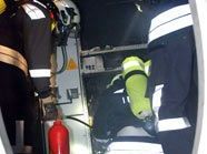 Unter Atemschutz kämpfte die Feuerwehr gegen den Brand im Windrad Vösendorf. Unter Atemschutz kämpfte die Feuerwehr gegen den Brand im Windrad Vösendorf.
