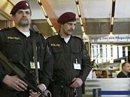 Vier Islamisten wurden in Schwechat festgenommen. Vier Islamisten wurden in Schwechat festgenommen.