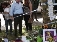 Amy Winehouses Eltern und Bruder sehen sich die Hinterlassenschaften der trauernden Fans vor ihrem Haus an. Amy Winehouses Eltern und Bruder sehen sich die Hinterlassenschaften der trauernden Fans vor ihrem Haus an.
