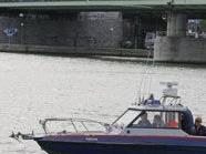 Das Polizeiboot "Fischa" nahm die Nordbrücke genauer unter die Lupe.