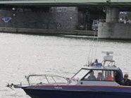 Das Polizeiboot "Fischa" nahm die Nordbrücke genauer unter die Lupe. Das Polizeiboot "Fischa" nahm die Nordbrücke genauer unter die Lupe.