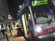 Die Straßenbahnlinie E wird auch am Abend stark genutzt Die Straßenbahnlinie E wird auch am Abend stark genutzt