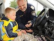 Einmal in einem richtigen Polizeiauto sitzen: Für viele Kids das Größte.