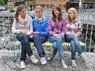 Ferien, Zeit zum Sitzen, Shoppen und mehr: Marielle Vogt (15), Nicole Vogt (14), Lena Natter (14) und Sabrina Moosbrugger (14) auf dem "Golfbänkle".