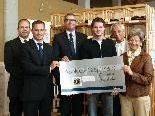 Kristl Moosbrugger und Diether Fink mit Christian Steurer und Vertretern des Lions Club Feldkirch Montfort bei der Scheckübergabe. Kristl Moosbrugger und Diether Fink mit Christian Steurer und Vertretern des Lions Club Feldkirch Montfort bei der Scheckübergabe.