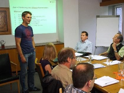 Martin Reis vom Energieinstitut erläuterte vor der Gemeindevertretung das Radwegekonzept. Martin Reis vom Energieinstitut erläuterte vor der Gemeindevertretung das Radwegekonzept.