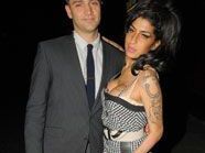 Untröstlich: Reg Traviss (35) trauert um seine Liebe Amy Winehouse (27). Untröstlich: Reg Traviss (35) trauert um seine Liebe Amy Winehouse (27).