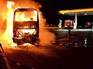 Der polnische Reisebus brannte völlig aus.