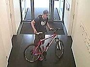 Die Polizei sucht diesen Mountainbike-Dieb. Die Polizei sucht diesen Mountainbike-Dieb.