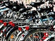 Die Stadt Wien will den Radverkehr unterstützen und fördert Fahrradständer.