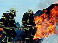 Die Sttrohballen waren aus unbekannter Ursache in Flammen aufgegangen. Die Sttrohballen waren aus unbekannter Ursache in Flammen aufgegangen.