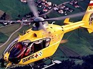 Ein Rettungshubschrauber des ÖAMTC musste mitten auf der Westautobahn landen.