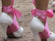 Frau schlug mit Stöckelschuh aug Opfer ein Frau schlug mit Stöckelschuh aug Opfer ein