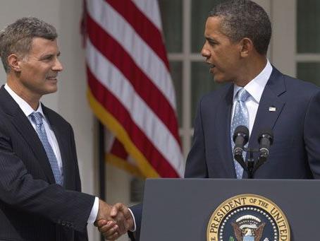 Obama schüttelt Alan Krueger, seinem neuen Wirtschaftsexperten, die Hand.