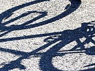 Sowohl der Motorradfahrer als auch der Mountainbiker erlitten schwere Verletzungen. Sowohl der Motorradfahrer als auch der Mountainbiker erlitten schwere Verletzungen.