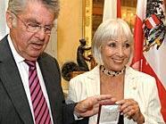 Topsy Küppers wurde von Bundespräsident Heinz Fischer mit dem Ehrenkreuz ausgezeichnet.