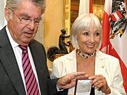 Topsy Küppers wurde von Bundespräsident Heinz Fischer mit dem Ehrenkreuz ausgezeichnet. Topsy Küppers wurde von Bundespräsident Heinz Fischer mit dem Ehrenkreuz ausgezeichnet.