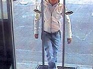 Wegen Betrugs mit einer gefälschten Kreditkarte sucht die Polizei diesen Mann. Wegen Betrugs mit einer gefälschten Kreditkarte sucht die Polizei diesen Mann.