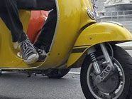 Zwei Mopeds krachten ineinander und ein LKW-Fahrer schoss einen PKW ab. Zwei Mopeds krachten ineinander und ein LKW-Fahrer schoss einen PKW ab.
