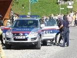 Abtransport des "Täters" durch die Kobra-Einheit. Abtransport des "Täters" durch die Kobra-Einheit.