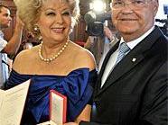 Birgit Sarata wurde mit dem "Goldenen Ehrenzeichen für Verdienste um die Republik Österreich" ausgezeichnet.