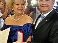 Birgit Sarata wurde mit dem "Goldenen Ehrenzeichen für Verdienste um die Republik Österreich" ausgezeichnet. Birgit Sarata wurde mit dem "Goldenen Ehrenzeichen für Verdienste um die Republik Österreich" ausgezeichnet.