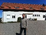 Bürgermeister Georg Moosbrugger vor dem Gebäude der Lebenshilfe, auf dessen Dach die Photovoltaik-Anlage installiert werden soll. Bürgermeister Georg Moosbrugger vor dem Gebäude der Lebenshilfe, auf dessen Dach die Photovoltaik-Anlage installiert werden soll.