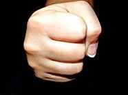 Der 28-jährige Kellner wurde mit Faustschlägen attackiert. Der 28-jährige Kellner wurde mit Faustschlägen attackiert.