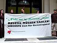 Die SJ forderte vor der Wiener ÖVP-Zentrale die Einführung einer Vermögenssteuer. Die SJ forderte vor der Wiener ÖVP-Zentrale die Einführung einer Vermögenssteuer.