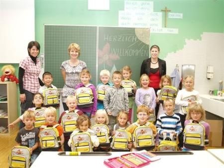 Die Schrunser Volksschüler freuten sich über die Sumsi- Rucksäcke. Die Schrunser Volksschüler freuten sich über die Sumsi- Rucksäcke.