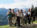Die munteren Wanderfreunde genießen den schönen Rundblick bei der Wanderung. Die munteren Wanderfreunde genießen den schönen Rundblick bei der Wanderung.