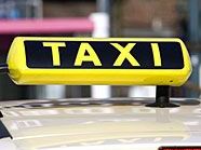 Ein Betrunkener attackierte einen Taxifahrer und einen Polizisten. Ein Betrunkener attackierte einen Taxifahrer und einen Polizisten.