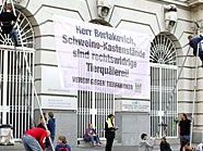 Gegen die Tierschützer vorm Landwirtschaftsministeriums musste die WEGA einschreiten. Gegen die Tierschützer vorm Landwirtschaftsministeriums musste die WEGA einschreiten.