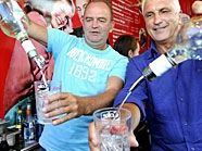 Herbert Prohaska und Hans Krankl übten sich als Barkeeper für den guten Zweck. Herbert Prohaska und Hans Krankl übten sich als Barkeeper für den guten Zweck.