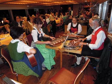 Im Gasthaus Löwen wird volkstümlich musiziert. Im Gasthaus Löwen wird volkstümlich musiziert.