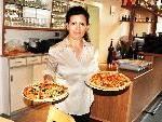 Leonora serviert in der ,,Casa mia" Pizze.
