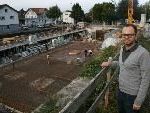 Nach jahrelanger Diskussion und Planung wird das Areal zwischen Friedhof und Schwarzach jetzt für Wohnbau genutzt, wie Jürgen Loacker bei einem Lokalaugenschein erläutert. Nach jahrelanger Diskussion und Planung wird das Areal zwischen Friedhof und Schwarzach jetzt für Wohnbau genutzt, wie Jürgen Loacker bei einem Lokalaugenschein erläutert.