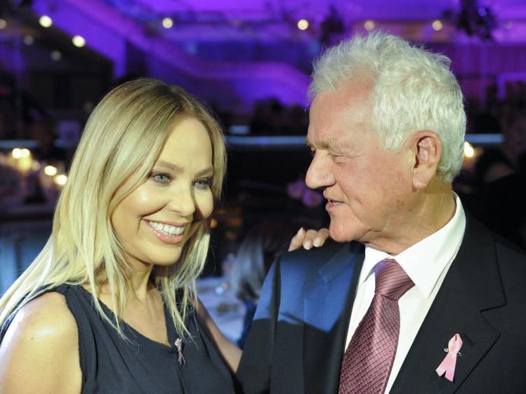Schauspielerin Ornella Muti (l.) und Frank Stronach vor Beginn des Galadinners zu Gunsten der Krebshilfe im Rahmen der "Pink Ribbon Night". Schauspielerin Ornella Muti (l.) und Frank Stronach vor Beginn des Galadinners zu Gunsten der Krebshilfe im Rahmen der "Pink Ribbon Night".