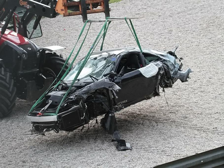 Die beiden Täter bauten Teile aus jenem Fahrzeug aus, welches vor wenigen Tagen am Salzburgring von der Strecke geschleudert wurde.