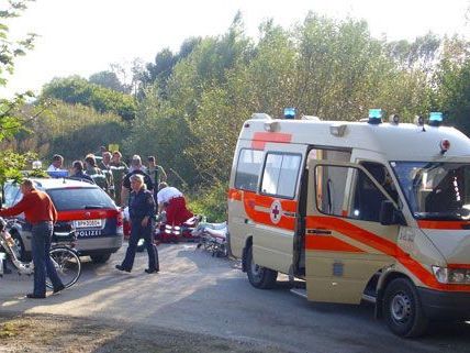 Radfahrer landet nach Sturz in einem Bach Radfahrer landet nach Sturz in einem Bach
